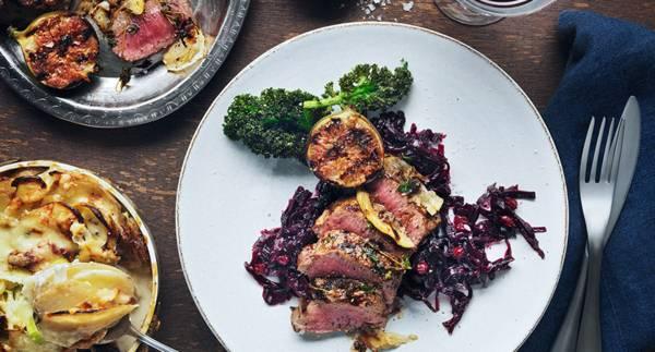 Grillad lammytterfilé med rödkålschutney och gorgonzolasmakande gratäng