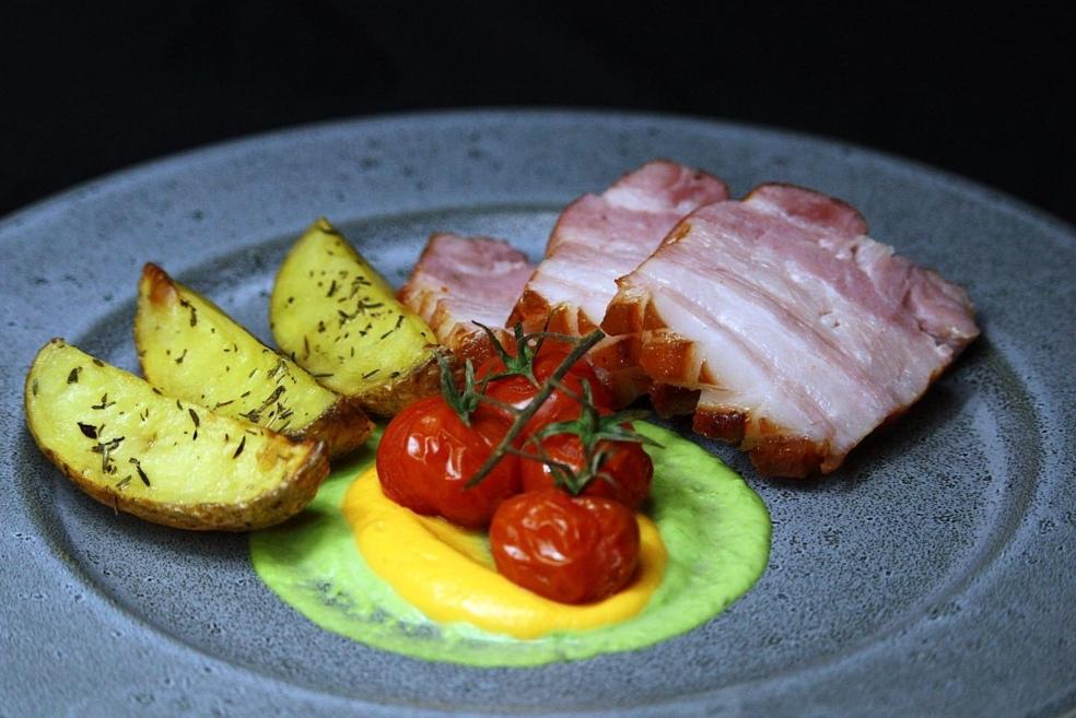 Rimmat stekfläsk med klyftpotatis