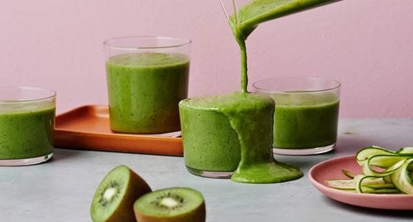 Grön kiwismoothie med avokado och lime