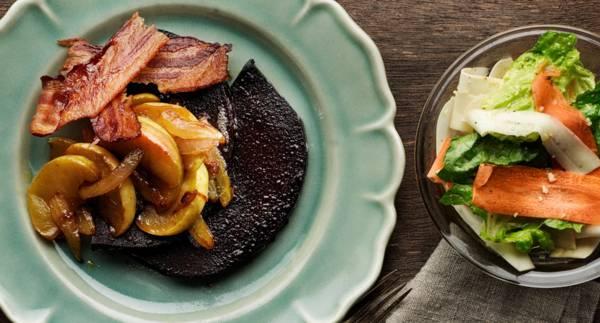 Blodpudding med bacon och sirapsstekta äpplen