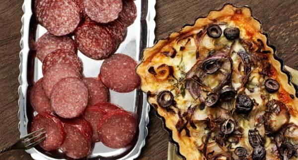 Ljummen lökpaj med lamm- & hjortsalami