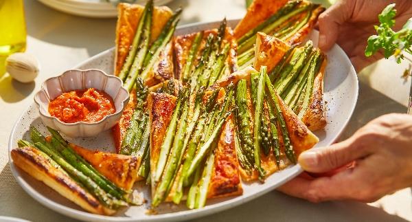 Smördegssnittar med grön sparris och pesto