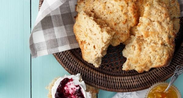 Scones på vaniljyoghurt med marmelad och färskost