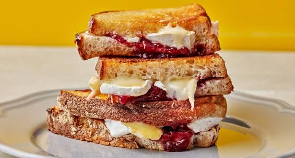 Grillad briemacka med hallonsylt