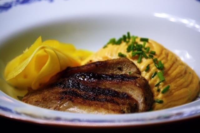 Fläskkarré med päron, chili och sötpotatispuré
