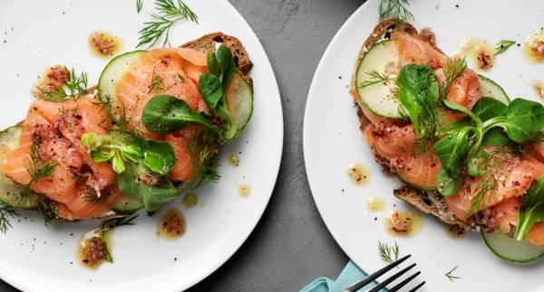 Råglimpa med kallrökt lax och senap