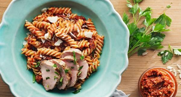 Snabb pasta med pesto på soltorkade tomater och fläskfilé