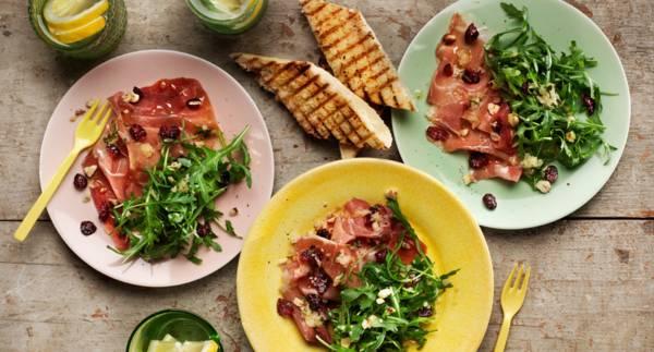 Serranoskinka med sallad, hasselnötter & brynt smör