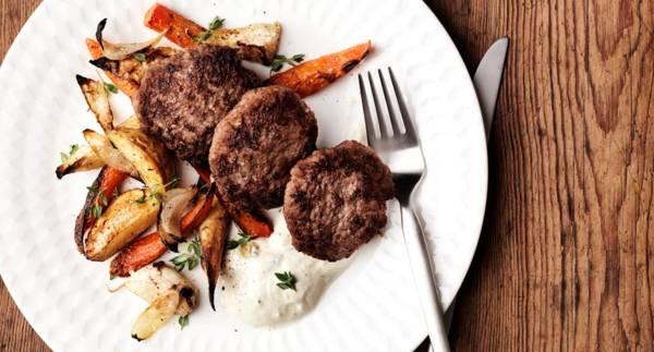 Nötfärsbiffar med timjansyoghurt och rostade rotsaker