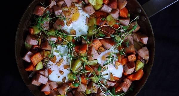 Allt i ett-pytt med falukorv