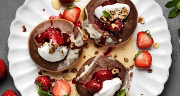 Chokladdonut med jordgubbskompott, hasselnötter och syrlig blodapelsincurd