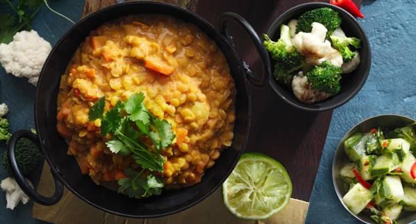 Indisk linsgryta med råstekt blomkål & broccoli, serverad med en syrlig gurksallad