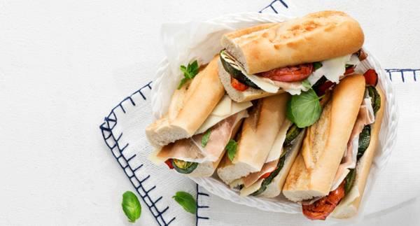 Minibaguetter fyllda med grillade grönsaker, serranoskinka och parmesan