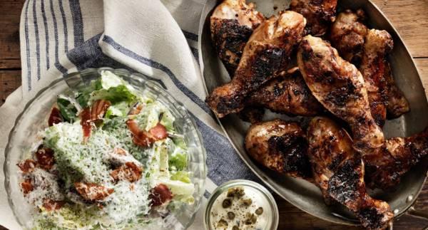 Grillade kycklingben med kaprismajonnäs och bacon