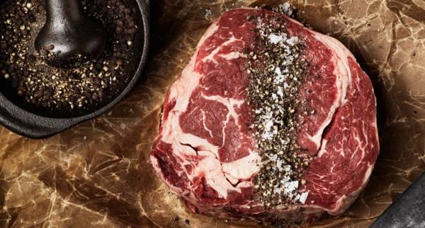 Entrecôte med dragonsmör, härlig tomatsallad och rundstekt potatis