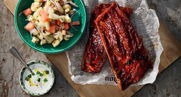 Grillade spareribs med bluecheese-dressing och melonsallad