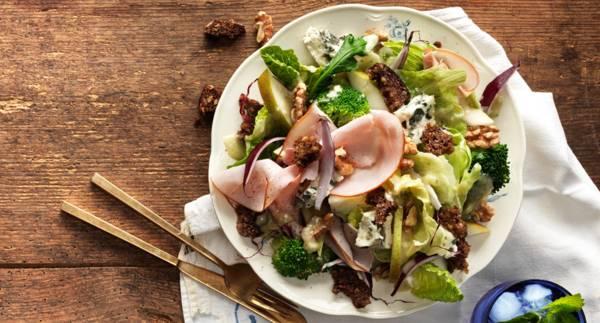 Skinksallad med nötter, päron, mögelost och krutonger