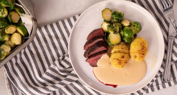 Kängurubiff med hasselbackspotatis, honungsrostad brysselkål och gräddig viltsås