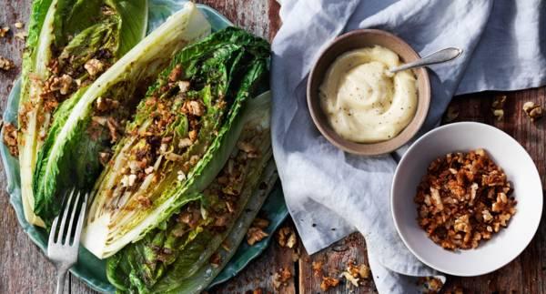 Grillad romansallad med tryffelmajonnäs och valnötter