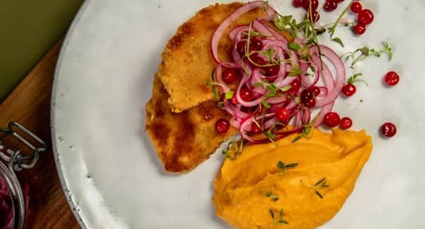 Västerbottenpanerad rotselleri med sötpotatispuré och picklade lingon