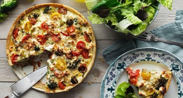 Broccolipaj med fårost & tomat