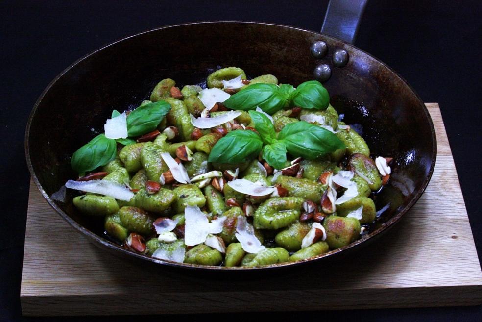 Basilikagnocchi med örtolja och rostade mandlar