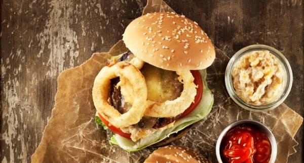 Swedish burger med äppeldressing och lökringar