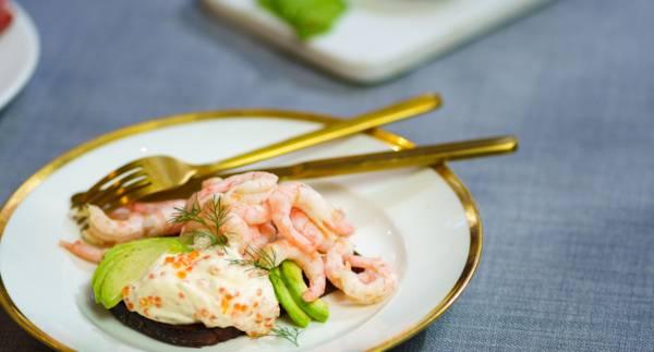 Avokadotoast med räkor och citronkräm med rom